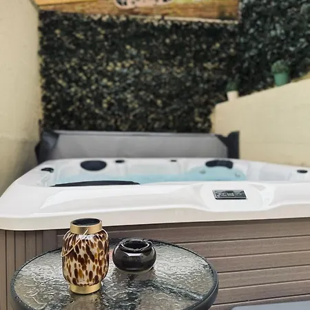 Holiday home Cocon Douillet Avec Jacuzzi Rimogne